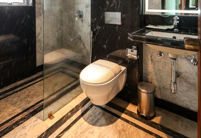 Black & white marble bathroom